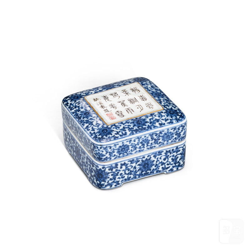 An inscribed blue and white 'lotus' square box and cover, Seal mark and period of Qianlong | 清乾隆 青花纏枝蓮紋詩文方蓋盒 《乾隆年製》款 - 图1